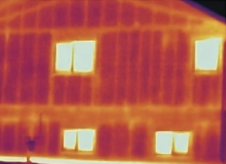 Thermal image of a conventionally built home showing heat loss across the entire wall.